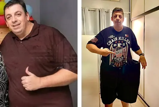 Homem em uma foto antes e depois, mostrando perda de peso; à esquerda, ele vestido com camisa marrom larga, e à direita, ele segurando uma calça preta muito maior que seu tamanho atual.