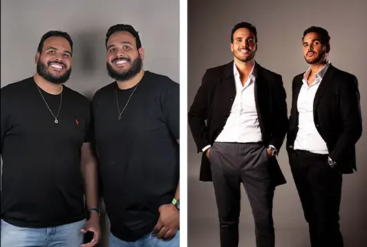 Dois homens de meia-idade lado a lado em duas fotos separadas; na esquerda estão casuais com camisetas pretas, e na direita estão formais com ternos pretos e camisas brancas.